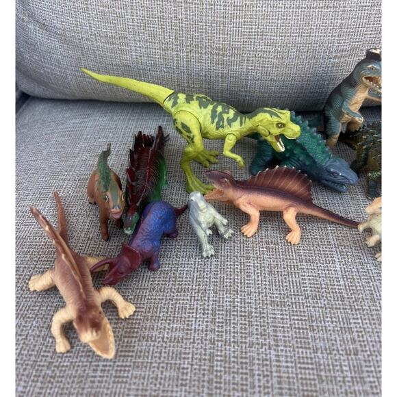 Lot Of 89 Plastic Toy Dinosaurs & Animals Various Brands And Sizes 2.5 Lbs - Picture 2 of 8